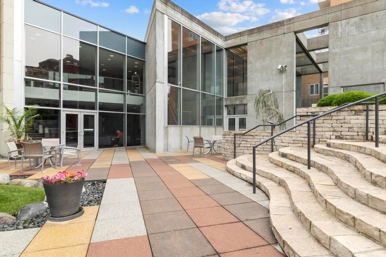 121 W 48th Street Unit: 2005