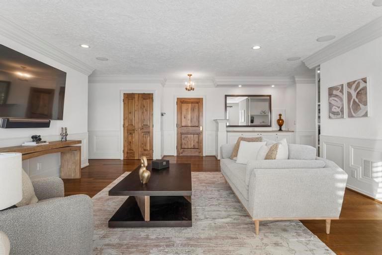 121 W 48th Street Unit: 2005