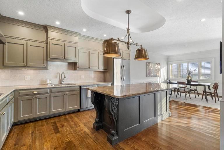 121 W 48th Street Unit: 2005