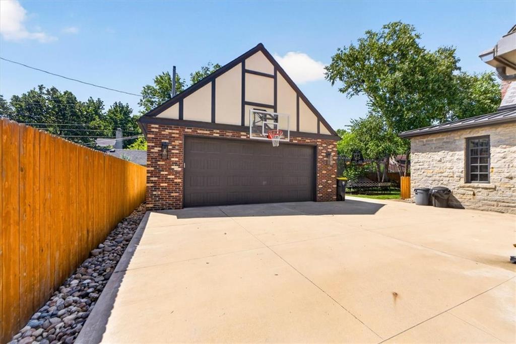 845 W 52nd Terrace
