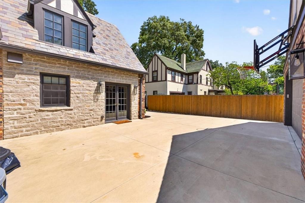 845 W 52nd Terrace