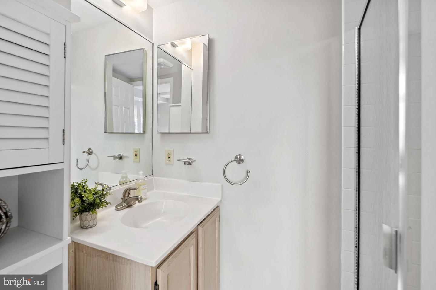 2400 CLARENDON BOULEVARD Unit: 1009