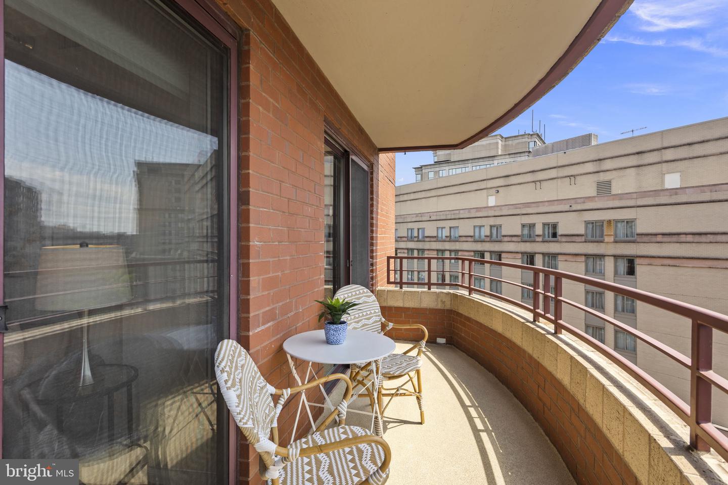 2400 CLARENDON BOULEVARD Unit: 1009