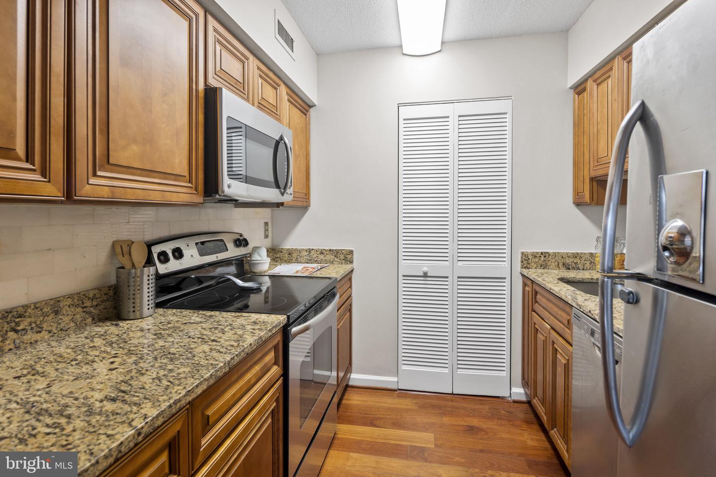 2400 CLARENDON BOULEVARD Unit: 1009