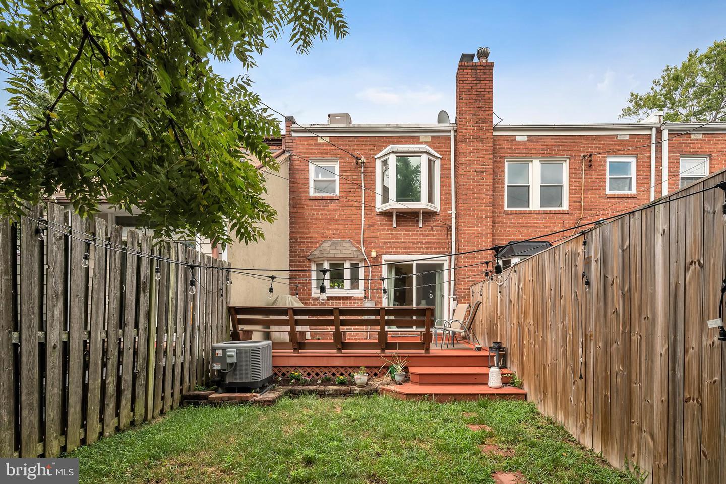 1813 LESLIE AVE