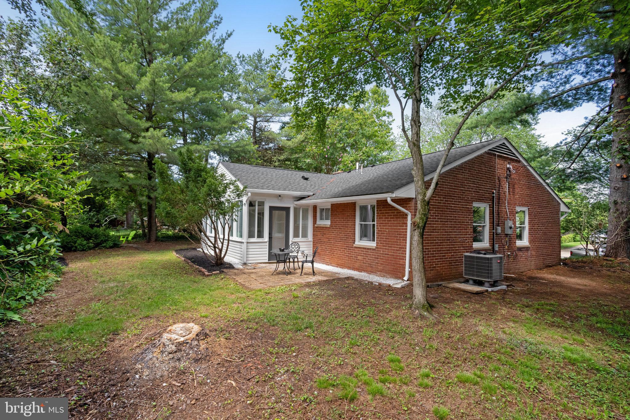 6203 CRESTWOOD DRIVE