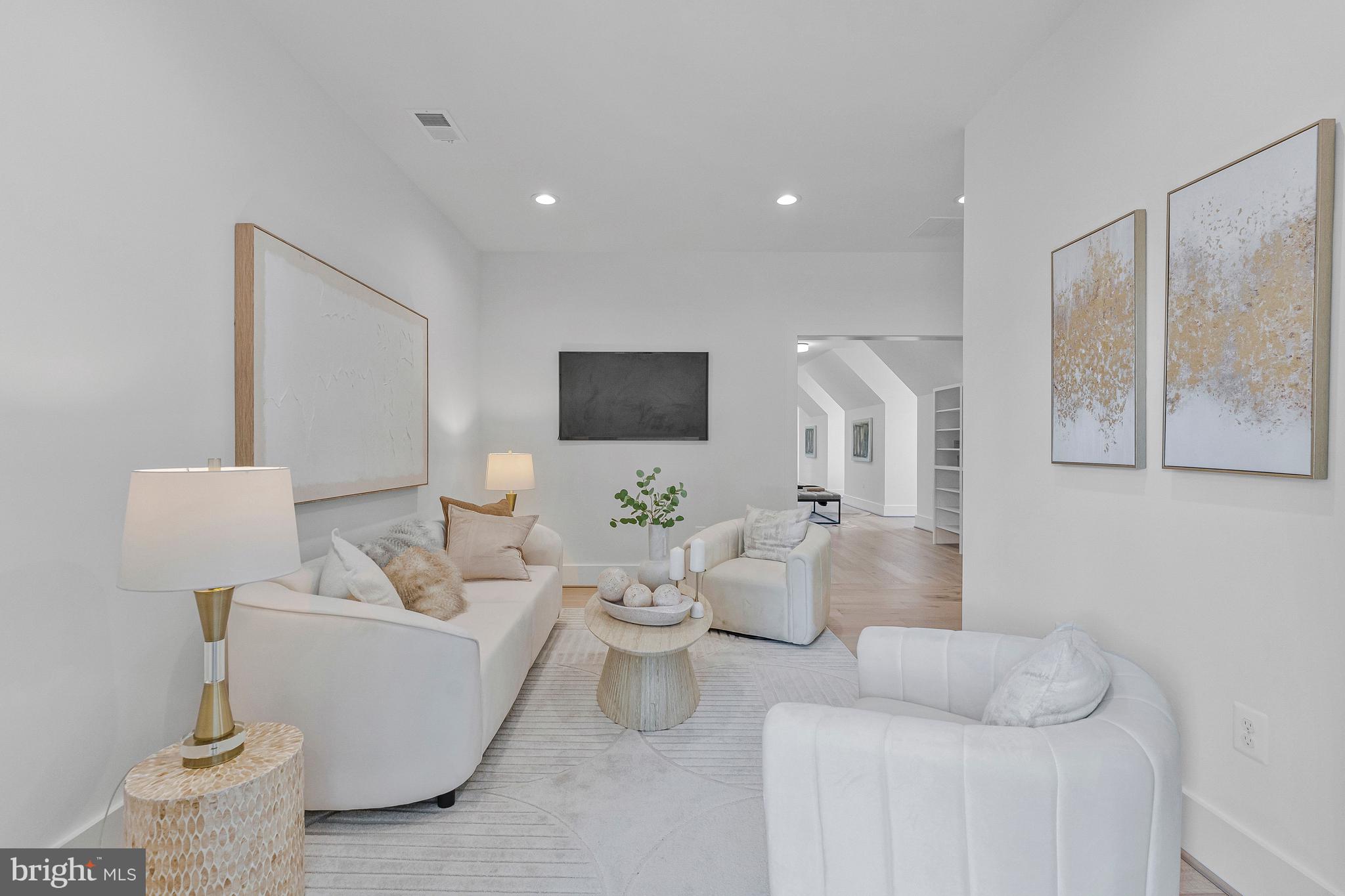 1109 INGLESIDE AVENUE