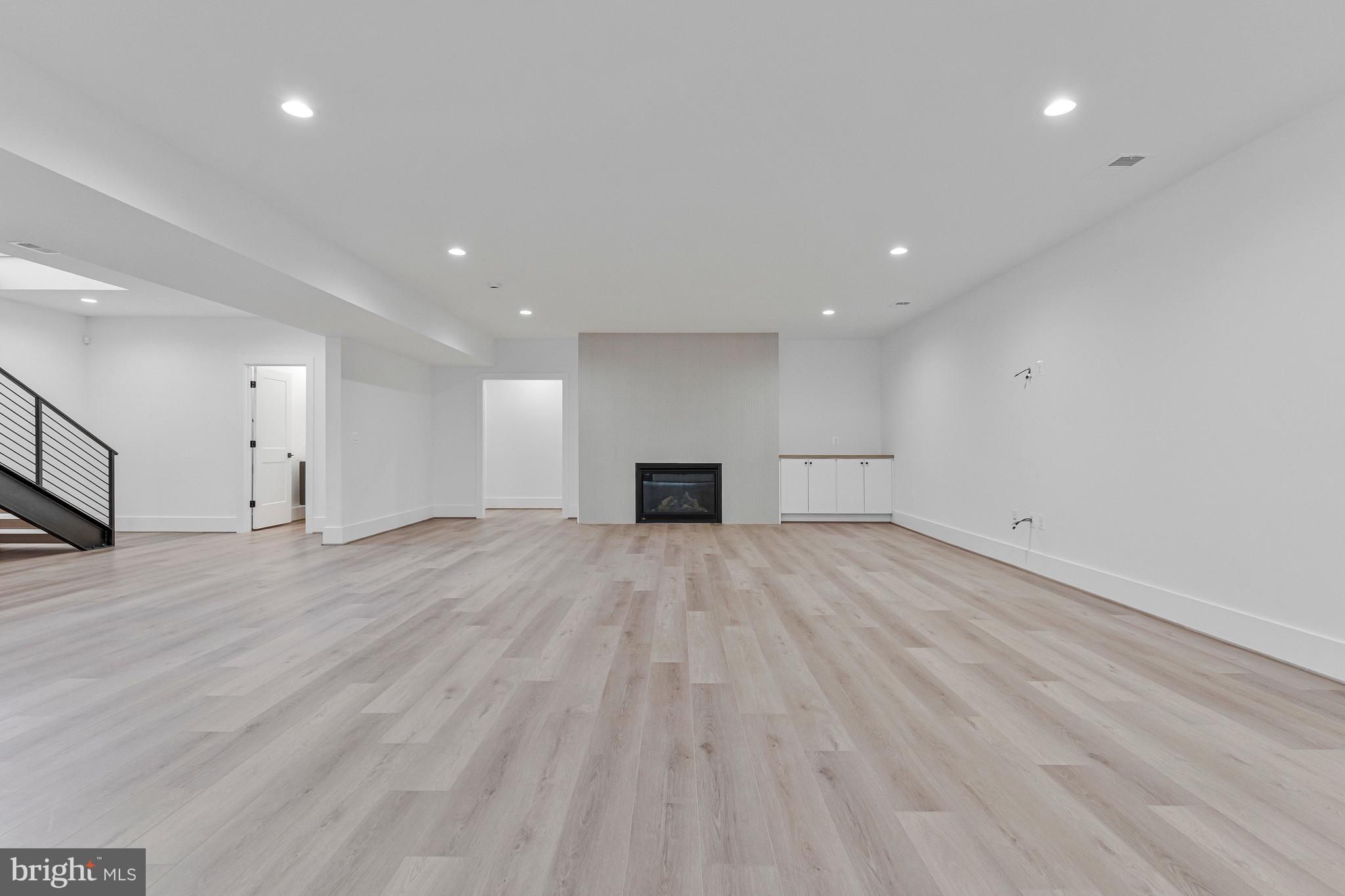 1109 INGLESIDE AVENUE