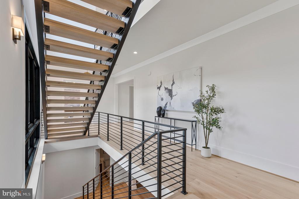 1109 INGLESIDE AVENUE