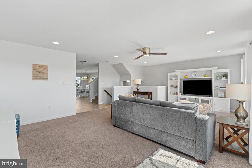 727 JONATHAN COURT