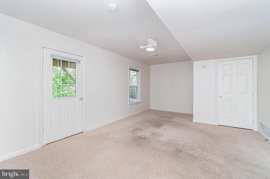 9089 Joyce Ln