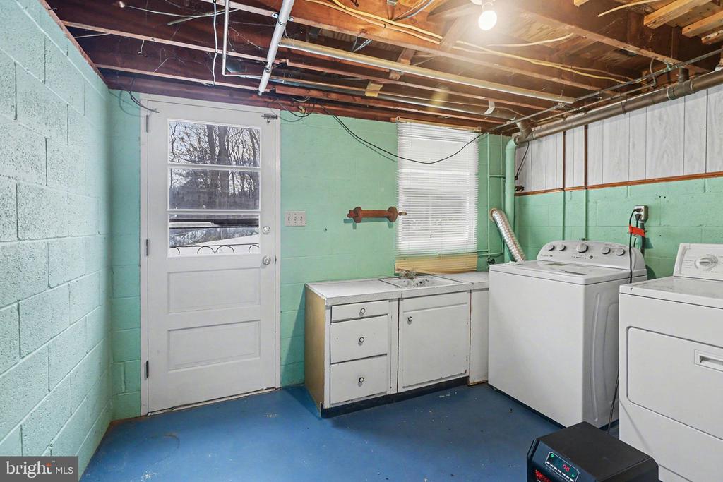 909 SUNNYSIDE ROAD