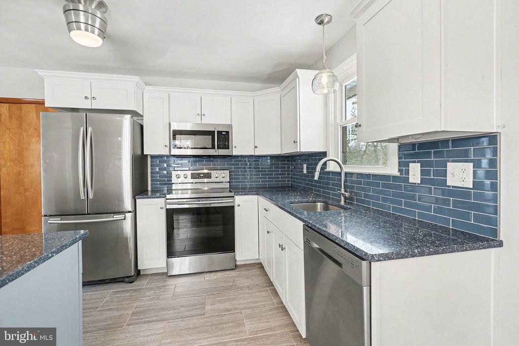 909 SUNNYSIDE ROAD