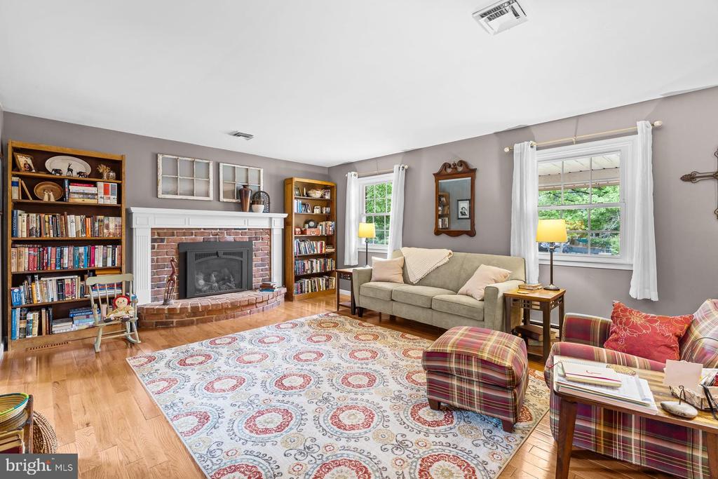 4462 WOODCREST DRIVE
