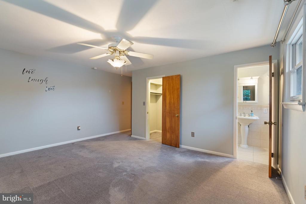 102 LYNNWOOD DRIVE