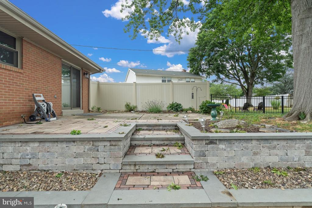 102 LYNNWOOD DRIVE