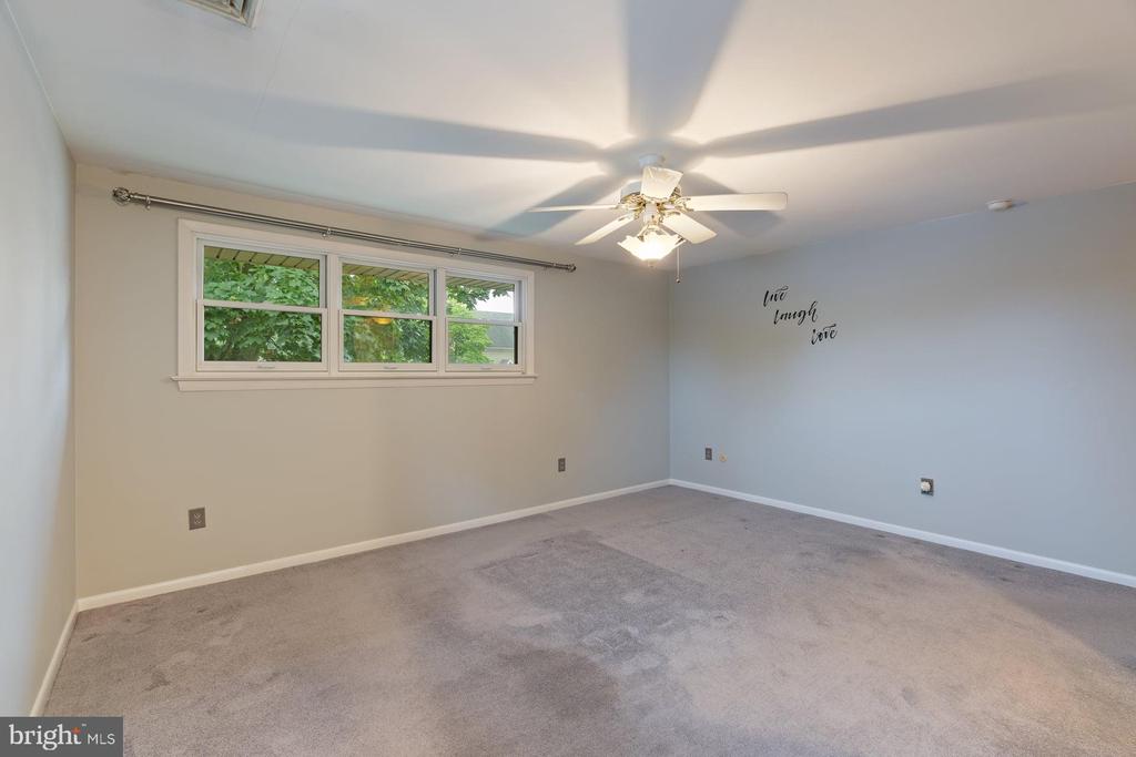 102 LYNNWOOD DRIVE