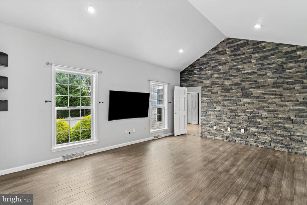 128 S THISTLEDOWN DRIVE