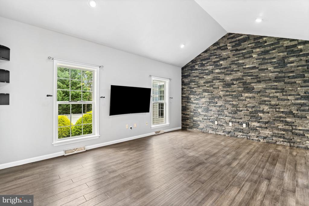 128 S THISTLEDOWN DRIVE