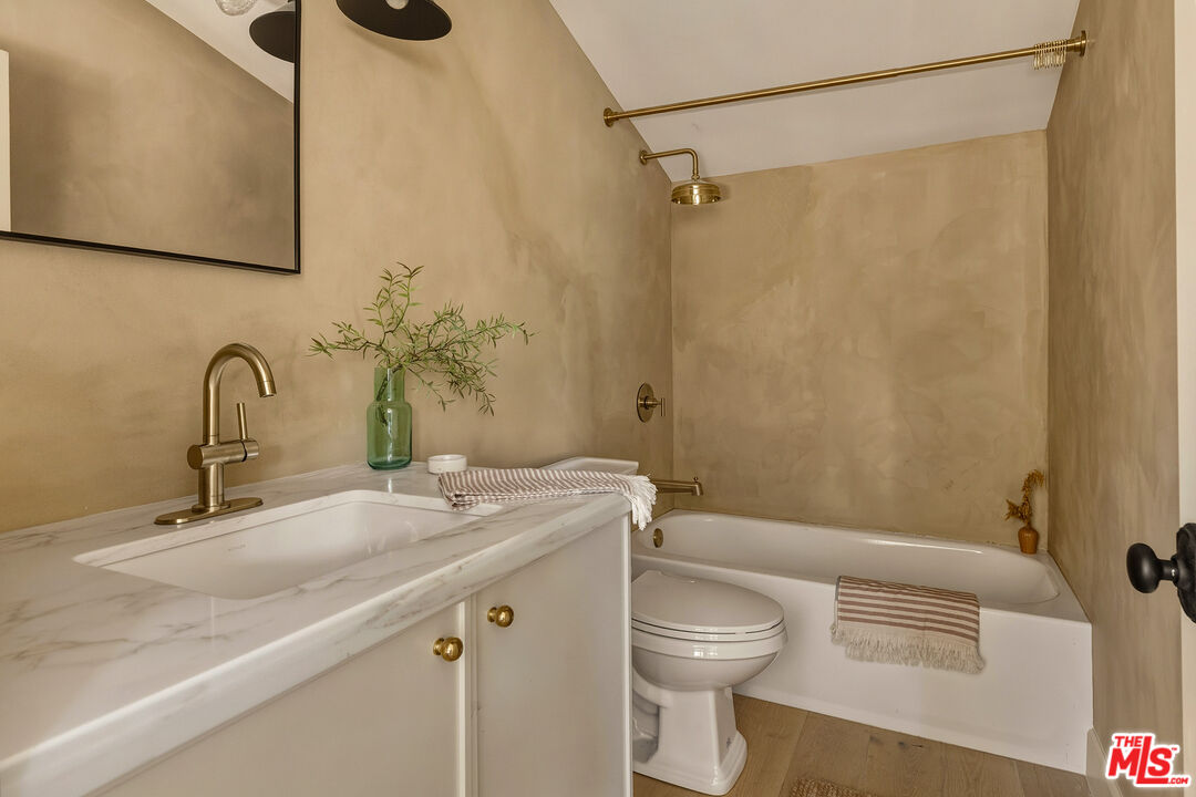 585 Mountain View St