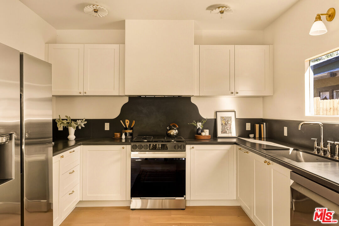 585 Mountain View St