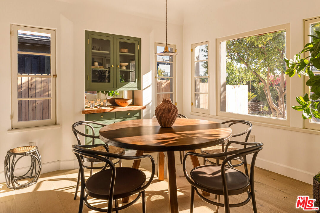 585 Mountain View St