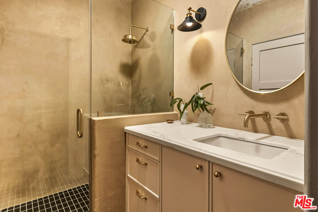 585 Mountain View St