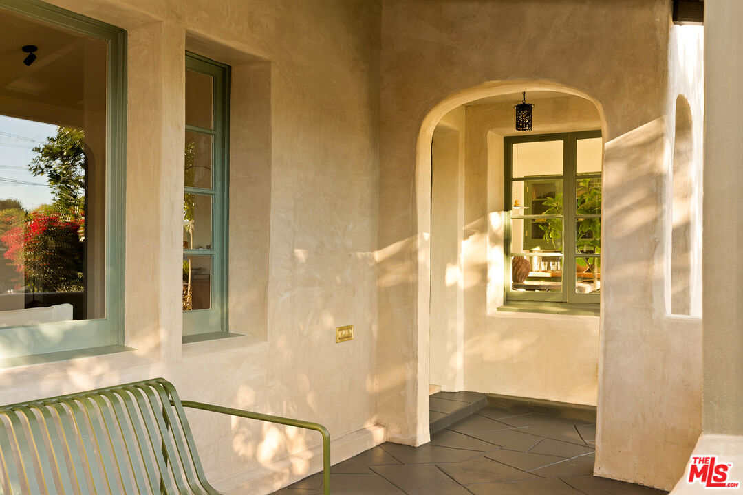 585 Mountain View St