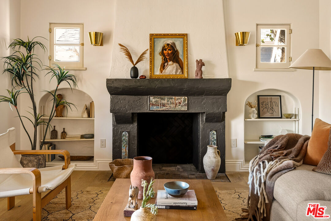 585 Mountain View St