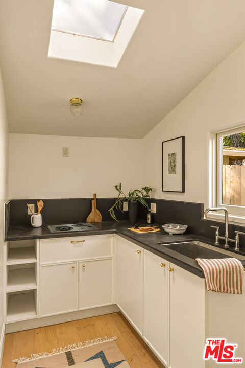 585 Mountain View St