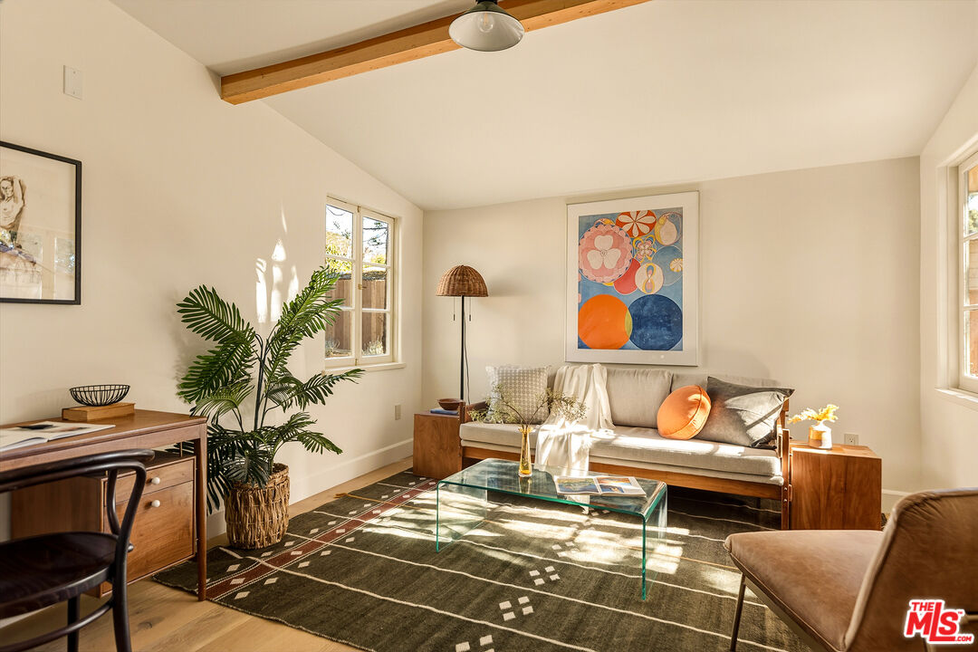 585 Mountain View St