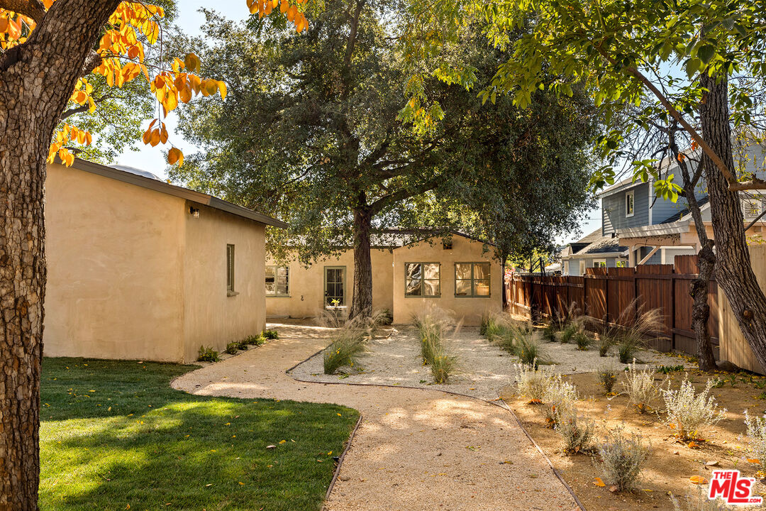 585 Mountain View St