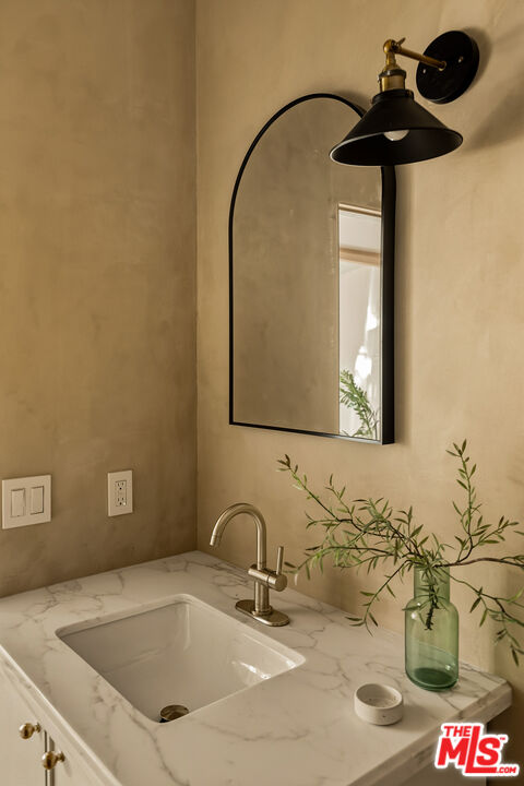 585 Mountain View St