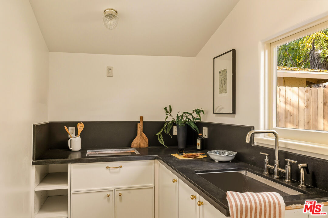 585 Mountain View St