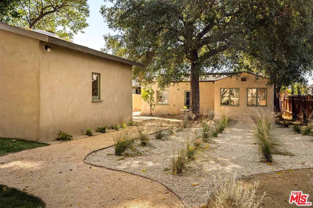 585 Mountain View St