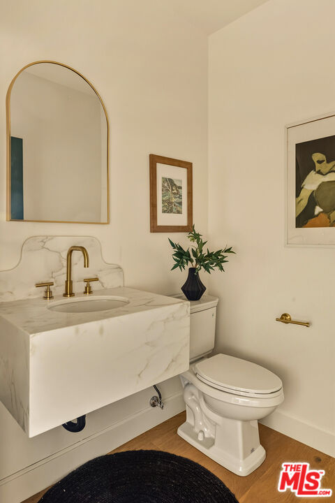 585 Mountain View St