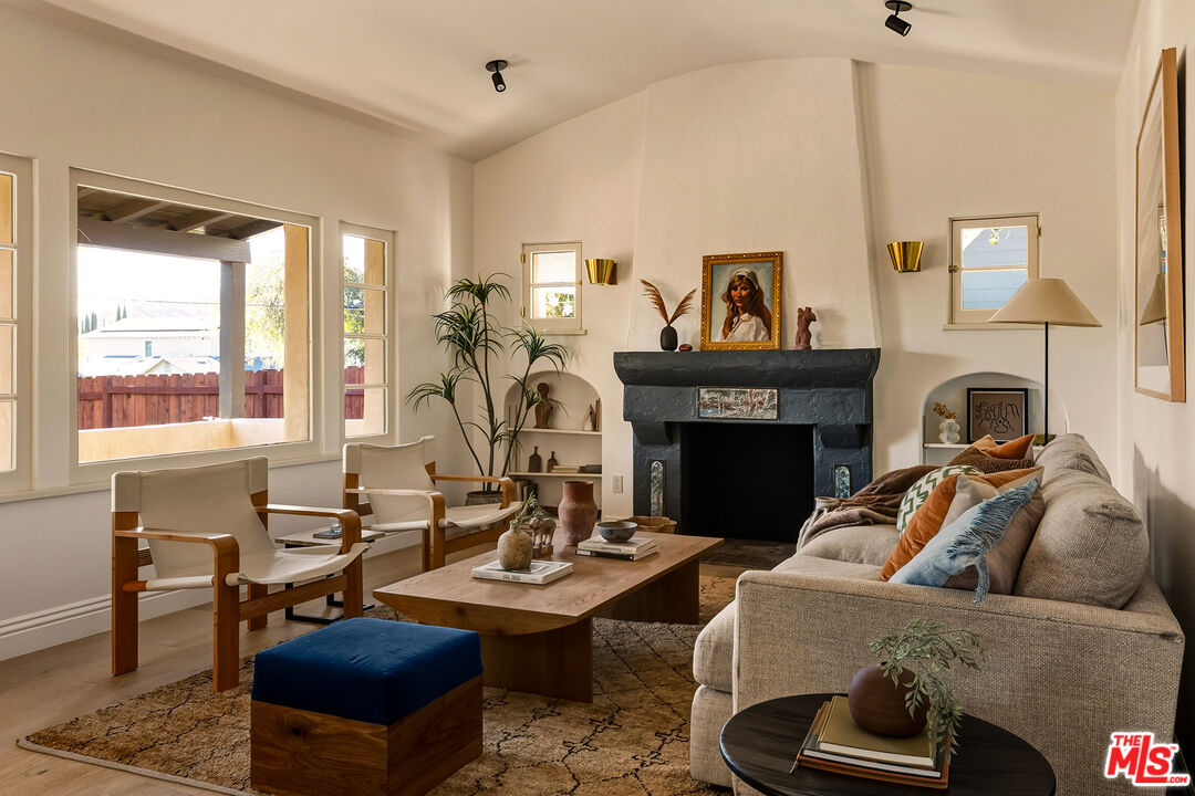 585 Mountain View St