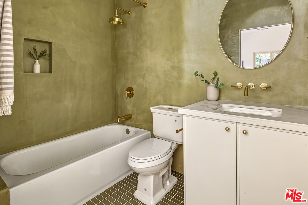 585 Mountain View St