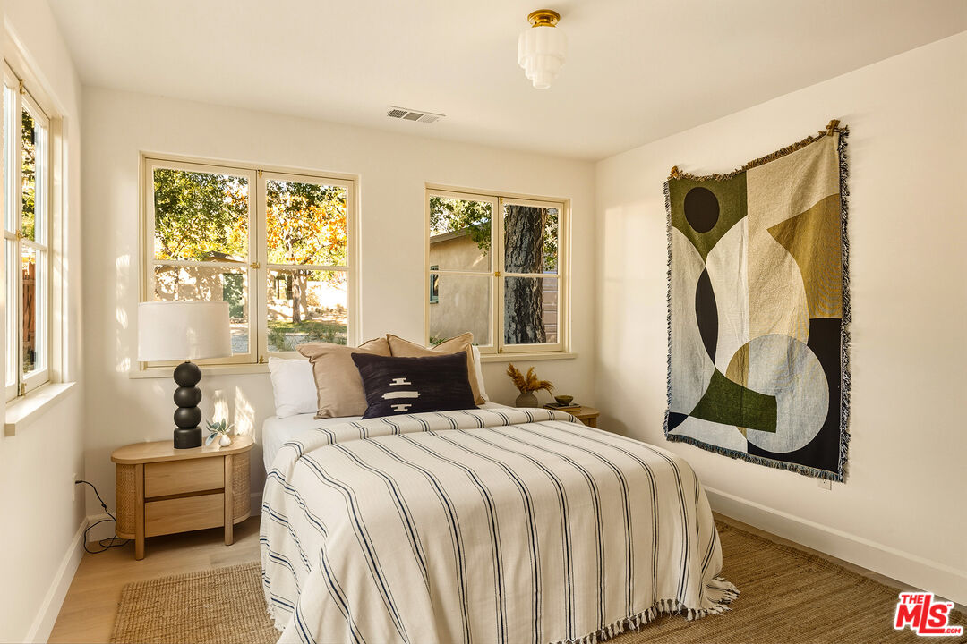 585 Mountain View St