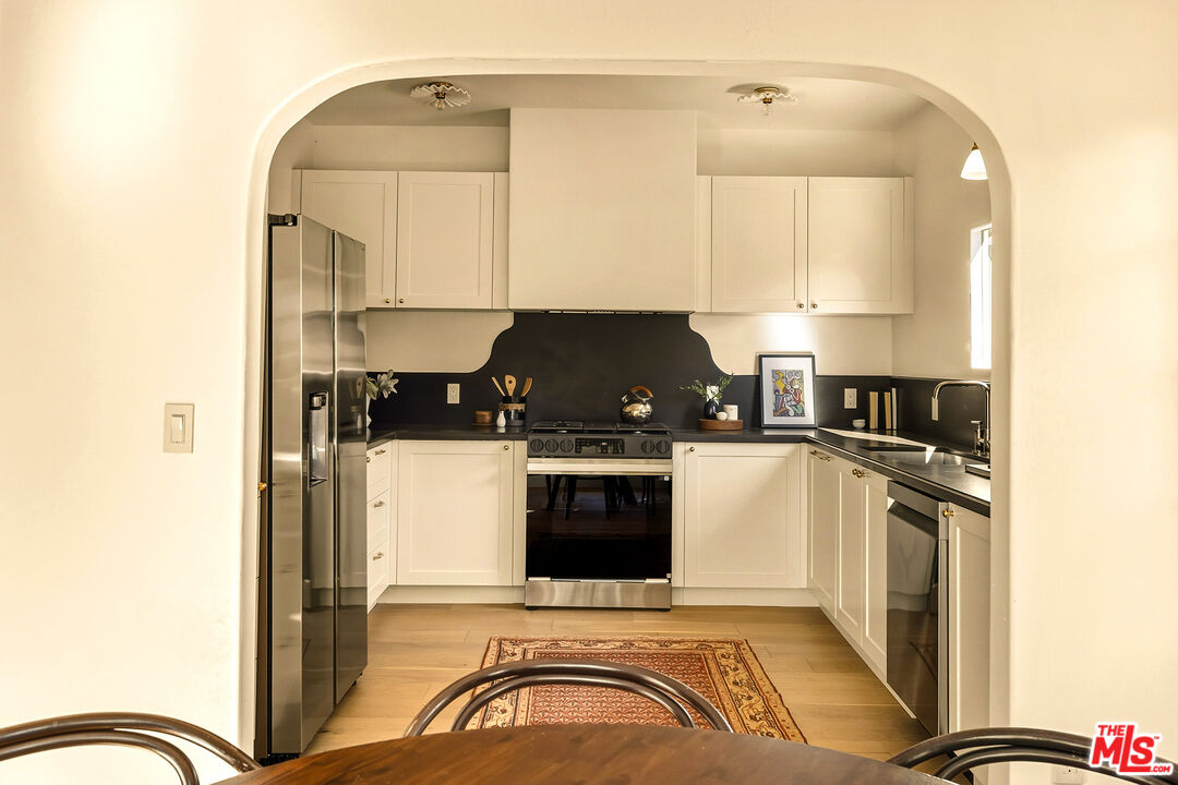 585 Mountain View St