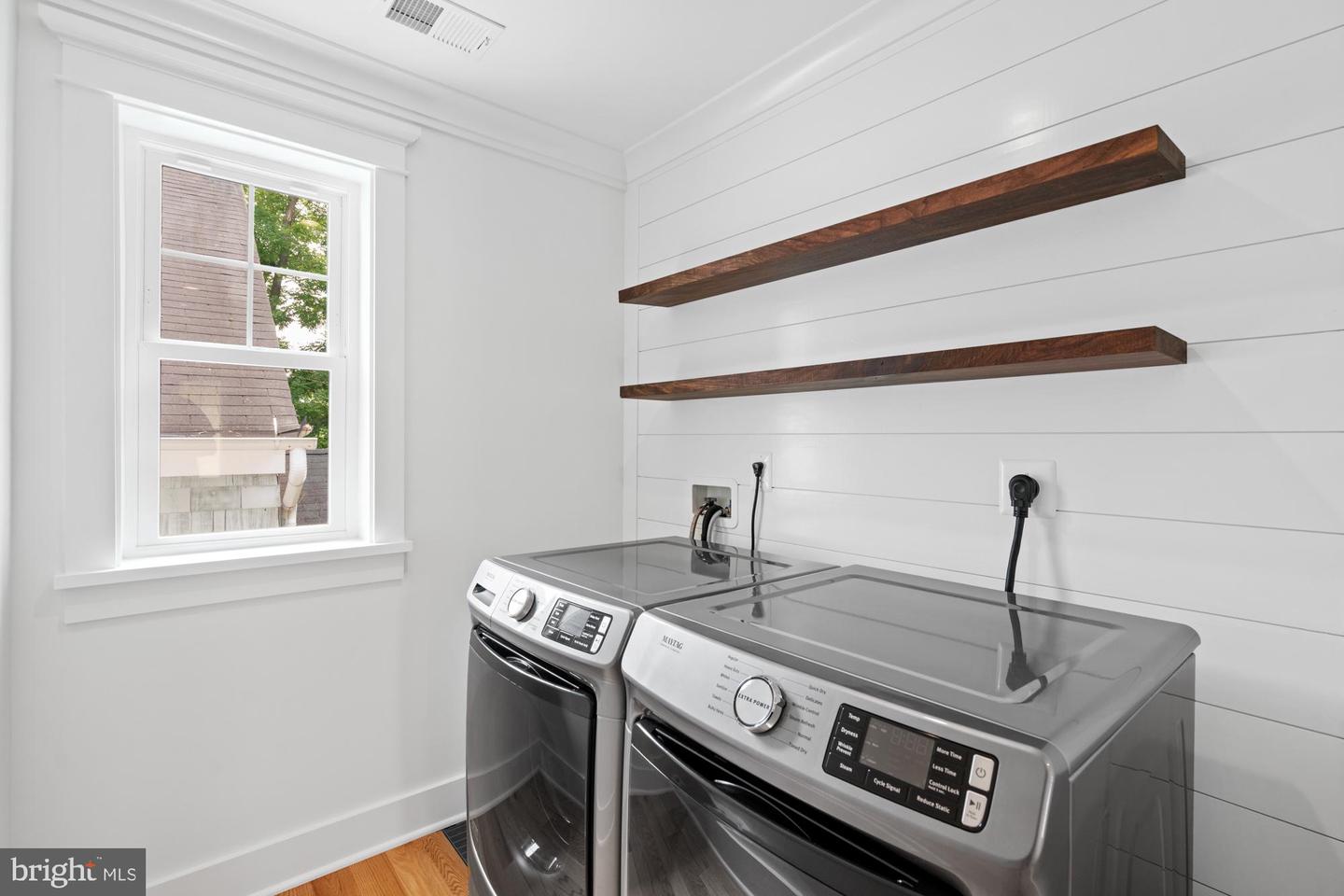 27 Thompson St