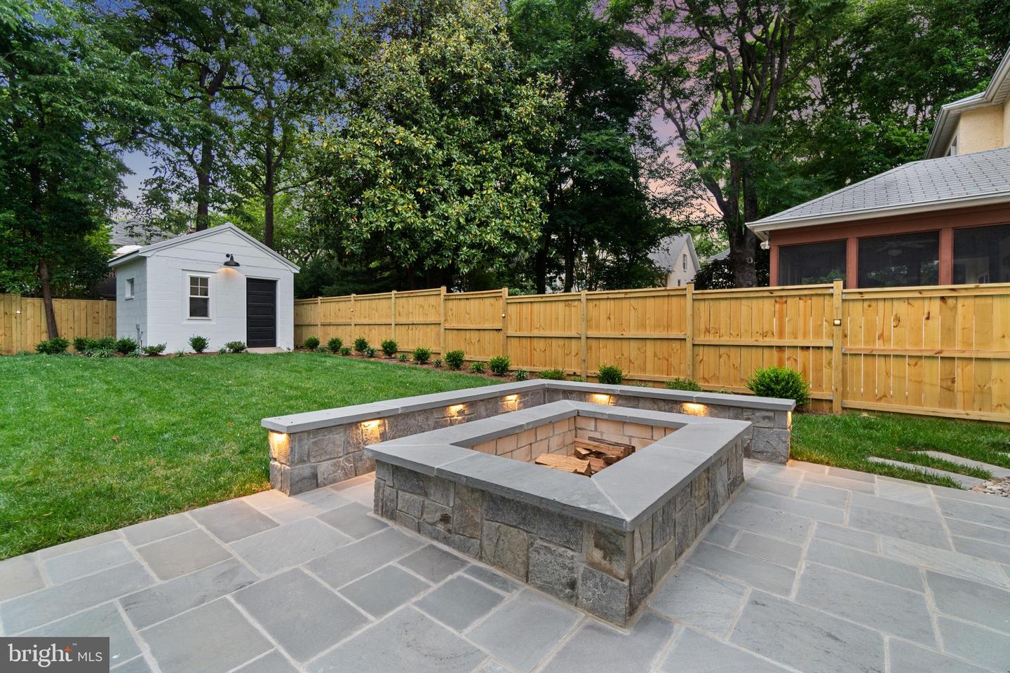 27 Thompson St