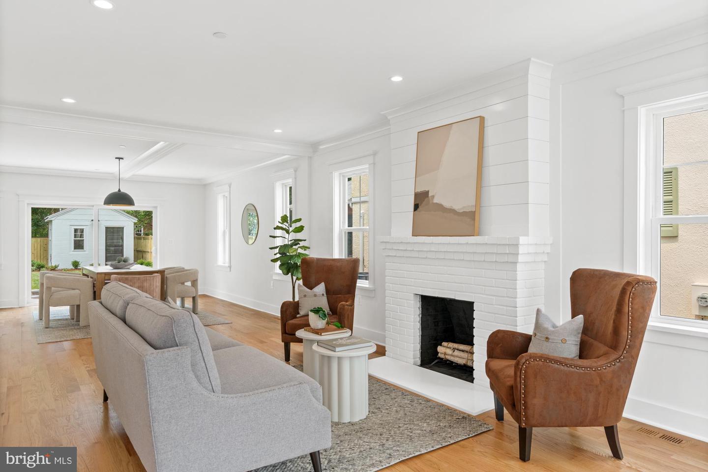 27 Thompson St