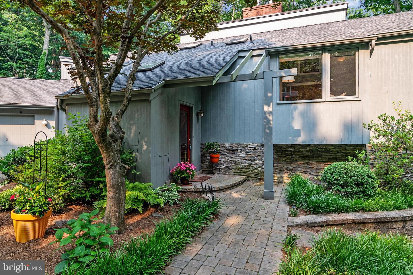 906 Coachway