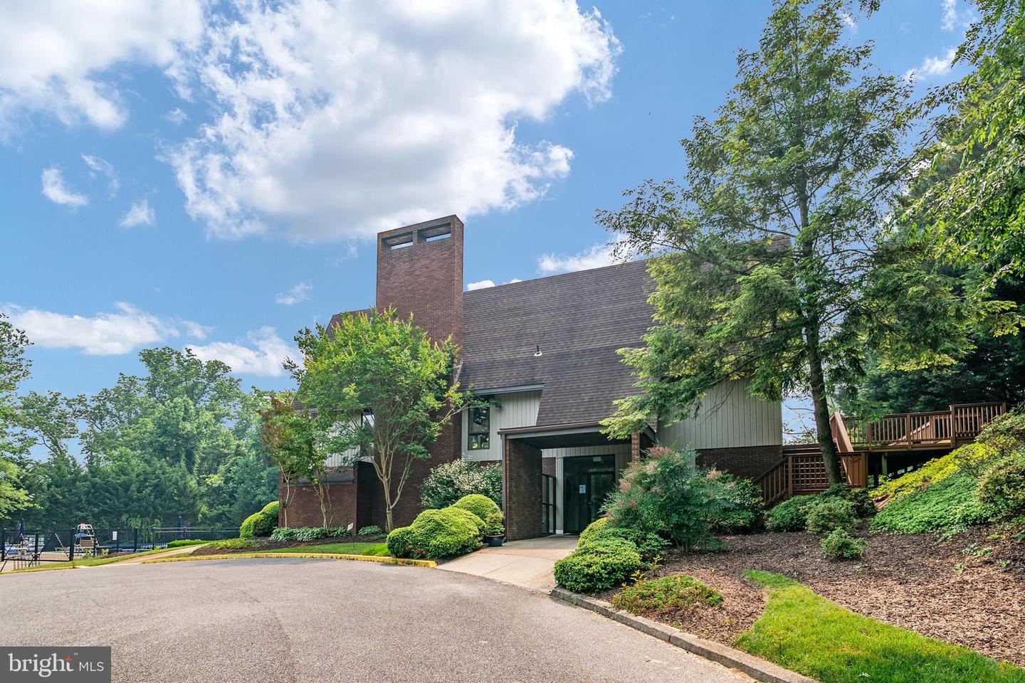 906 Coachway