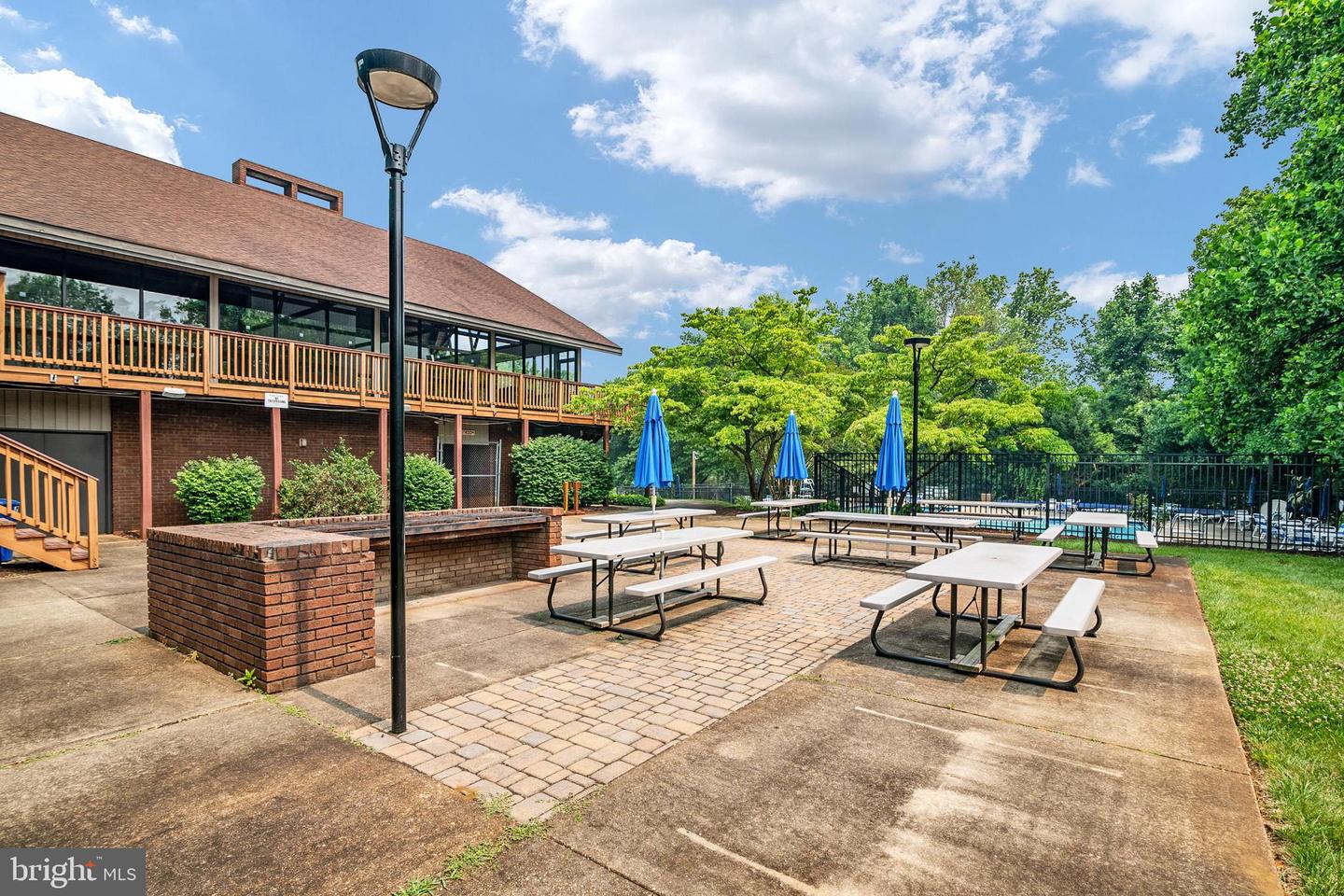 906 Coachway