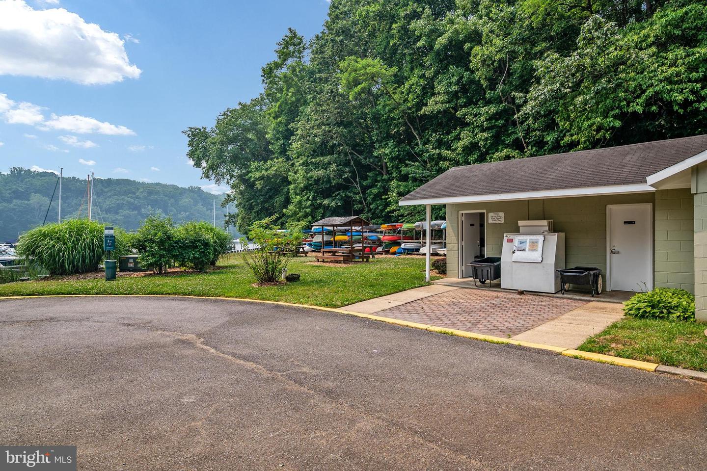 906 Coachway
