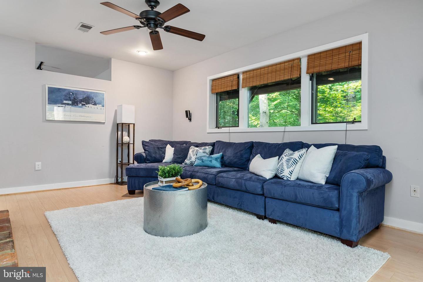 906 Coachway