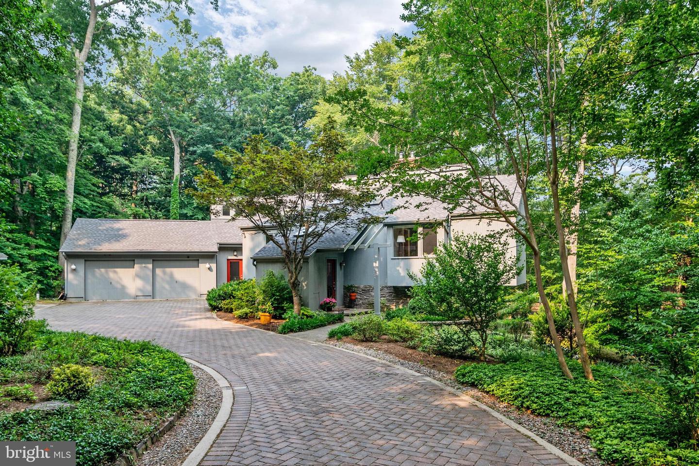 906 Coachway