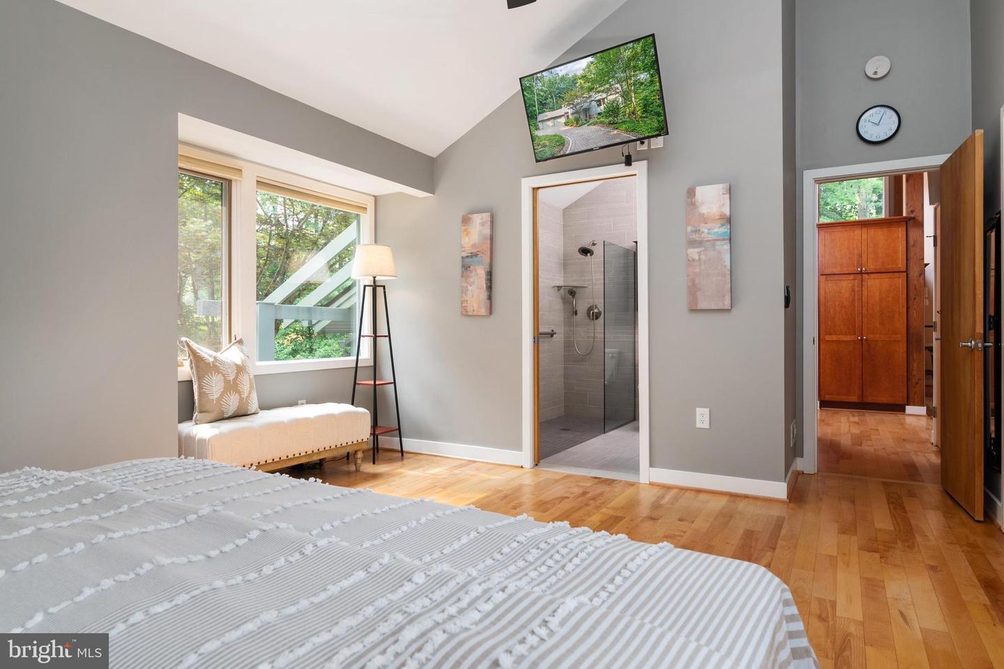 906 Coachway
